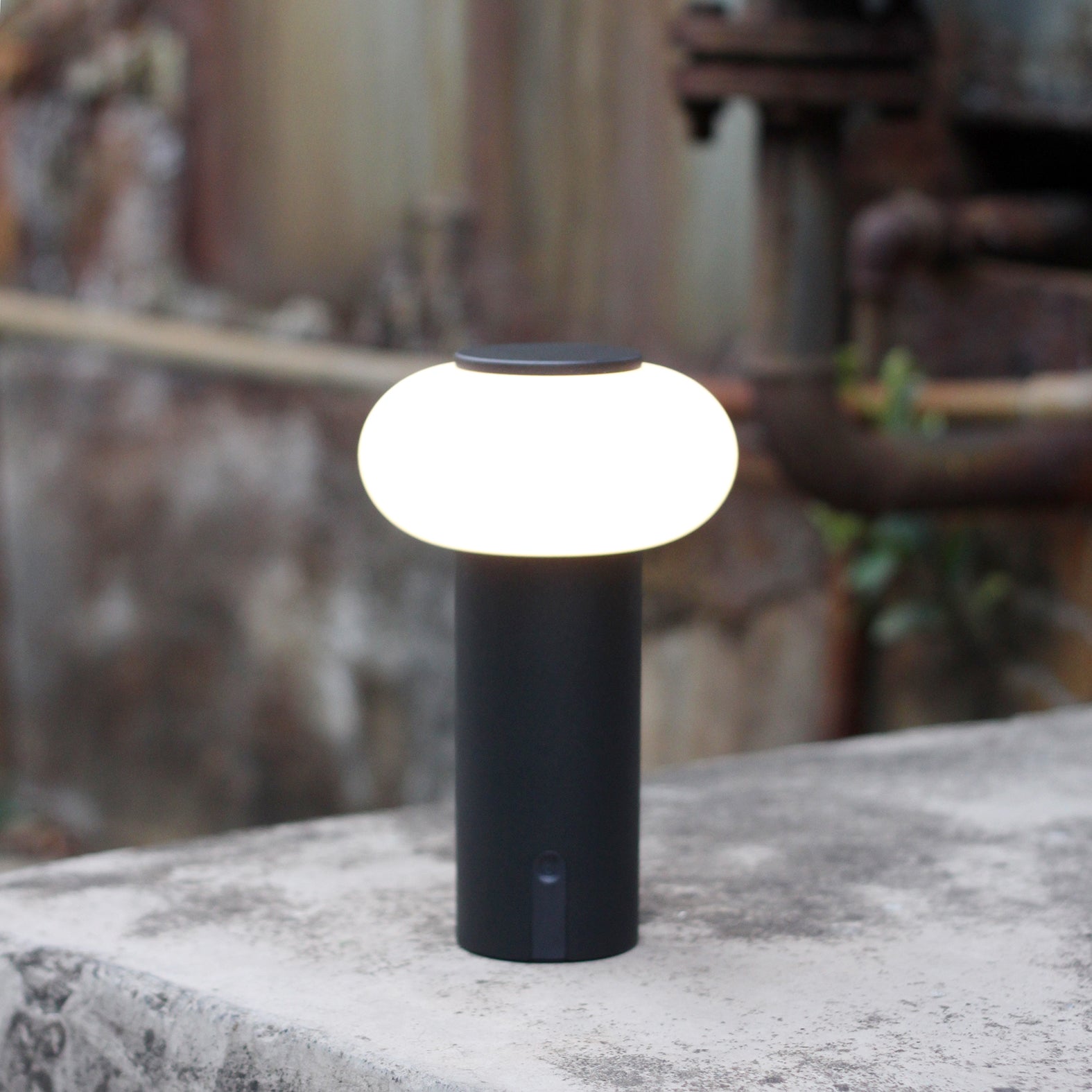 1 Piece Creative LED Mushroom Lamp, Wireless Table Lamp, USB Rechargeable Battery (Charge your cell phone in case of emergency), Touch Control Dimming Night Light, Multi-functional Lighting, Suitable for Restaurant, Party, Ou