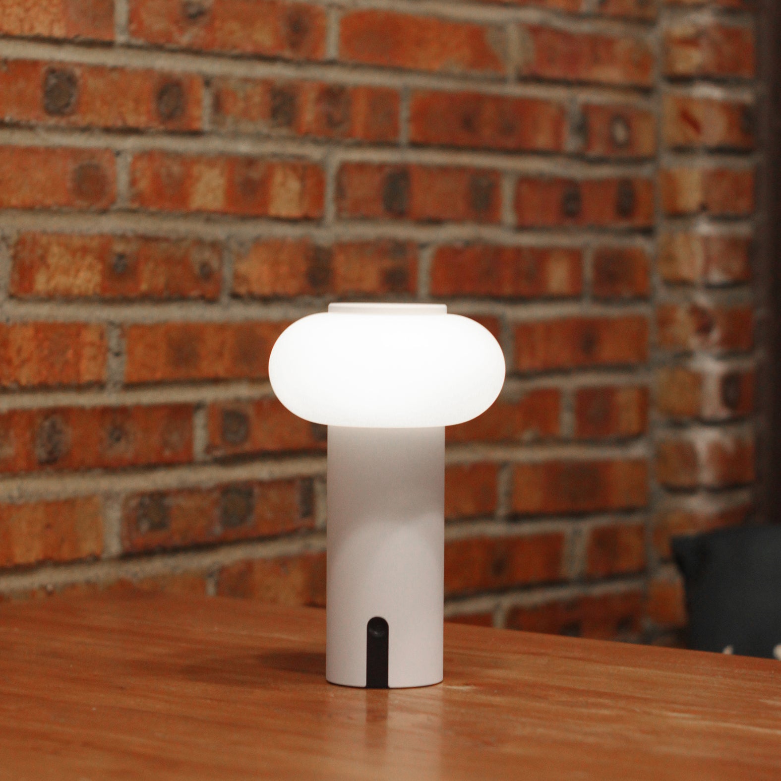 1 Piece Creative LED Mushroom Lamp, Wireless Table Lamp, USB Rechargeable Battery (Charge your cell phone in case of emergency), Touch Control Dimming Night Light, Multi-functional Lighting, Suitable for Restaurant, Party, Ou